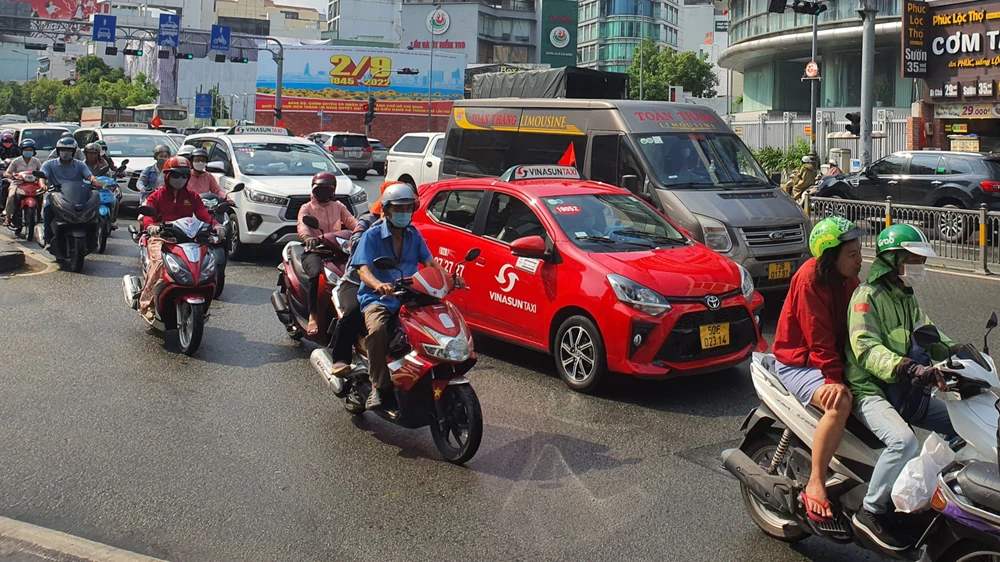 Hiện nay tại Việt Nam, xe máy vẫn là phương tiện di chuyển nhiều của người dân. Ảnh: TN