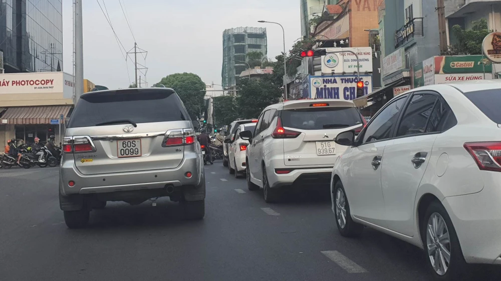 Chủ xe có thể "rà" đường trước khi đi để không bị tắc đường. Ảnh: TN
