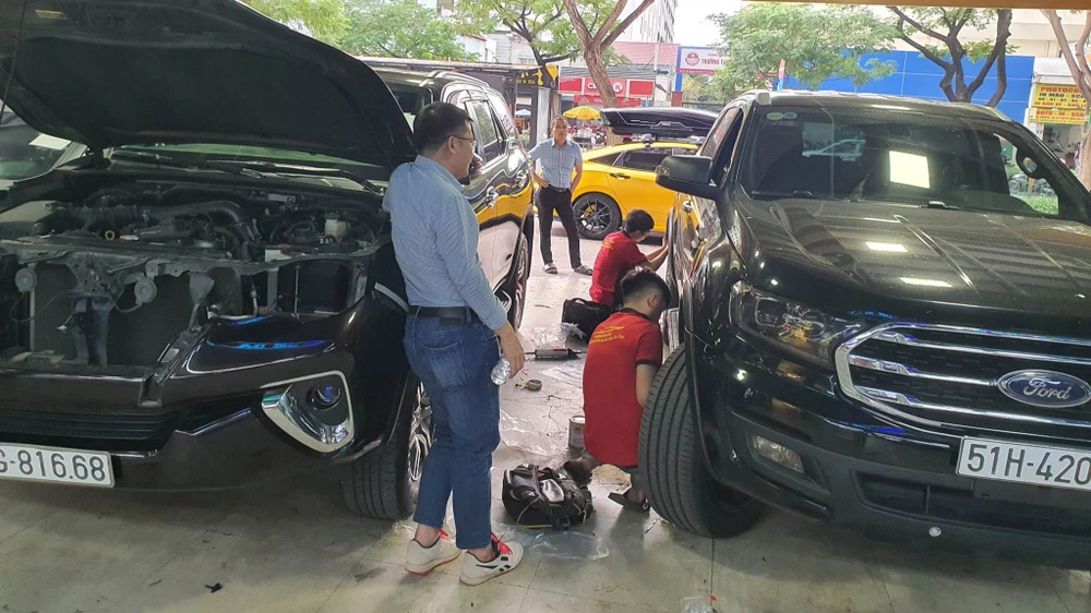 Lượng khách đến tân trang xe tại Hùng Mười Auto cũng giảm đến 70%. Ảnh: TN