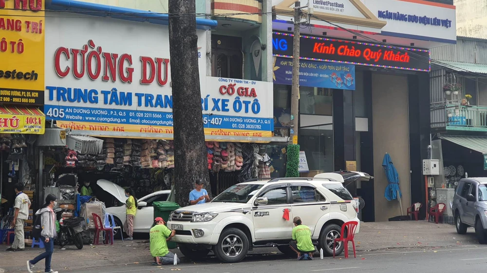 Các cửa hàng nội thất ô tô trên đường An Dương Vương (Quận 5, TP.HCM) vắng khách. Ảnh: TN