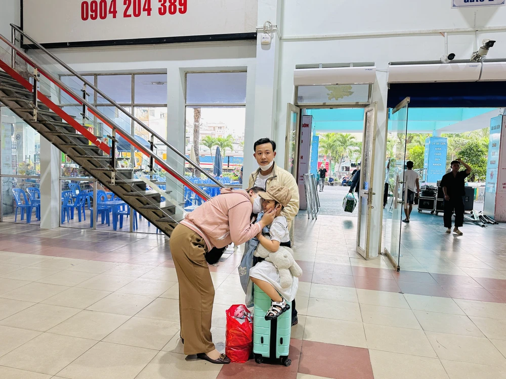 Chị Như Ý bịn rịn chia tay hai bố con về quê sớm.