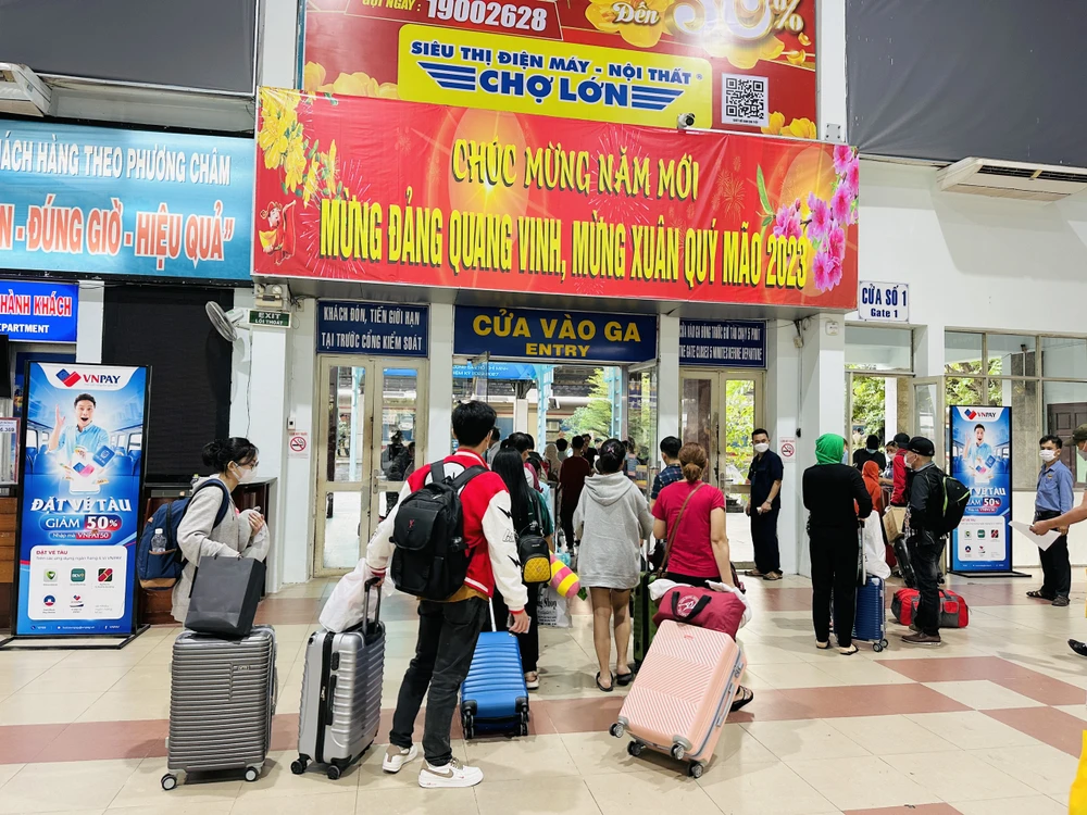 Ngày 16-1 (tức 25 âm lịch), nhiều người dân về quê đón tết sớm bằng tàu hoả.