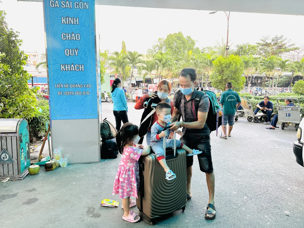 Các em nhỏ háo hức khi được trải nghiệm tàu hoả.