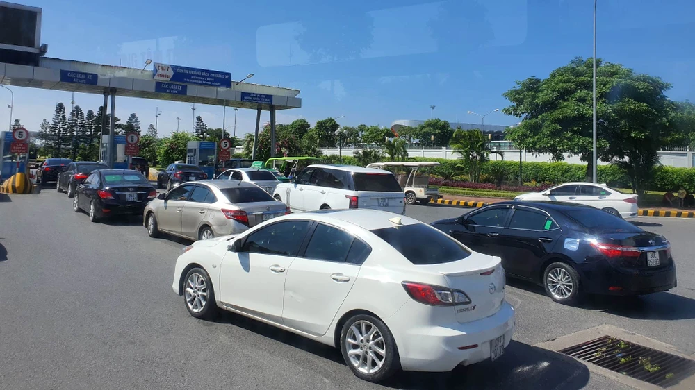 Những ngày tết, đa phần các chủ xe sẽ lựa chọn việc chăm sóc xe tại nhà. Ảnh: TN