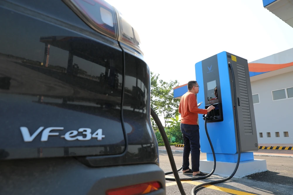 Người dùng sạc xe VF e34 tại trạm sạc ở Thanh Hóa.