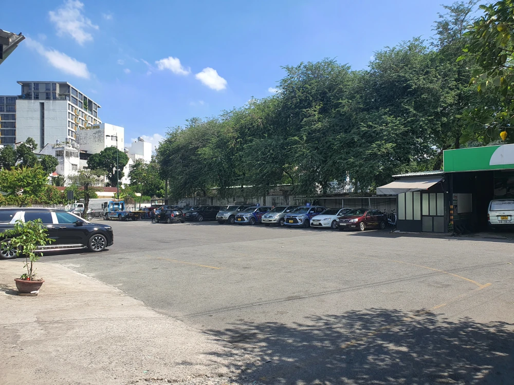Bãi xe tại Trung tâm đăng kiểm 50-06V không còn xe phải chờ đợi để kiểm định. Ảnh: TN