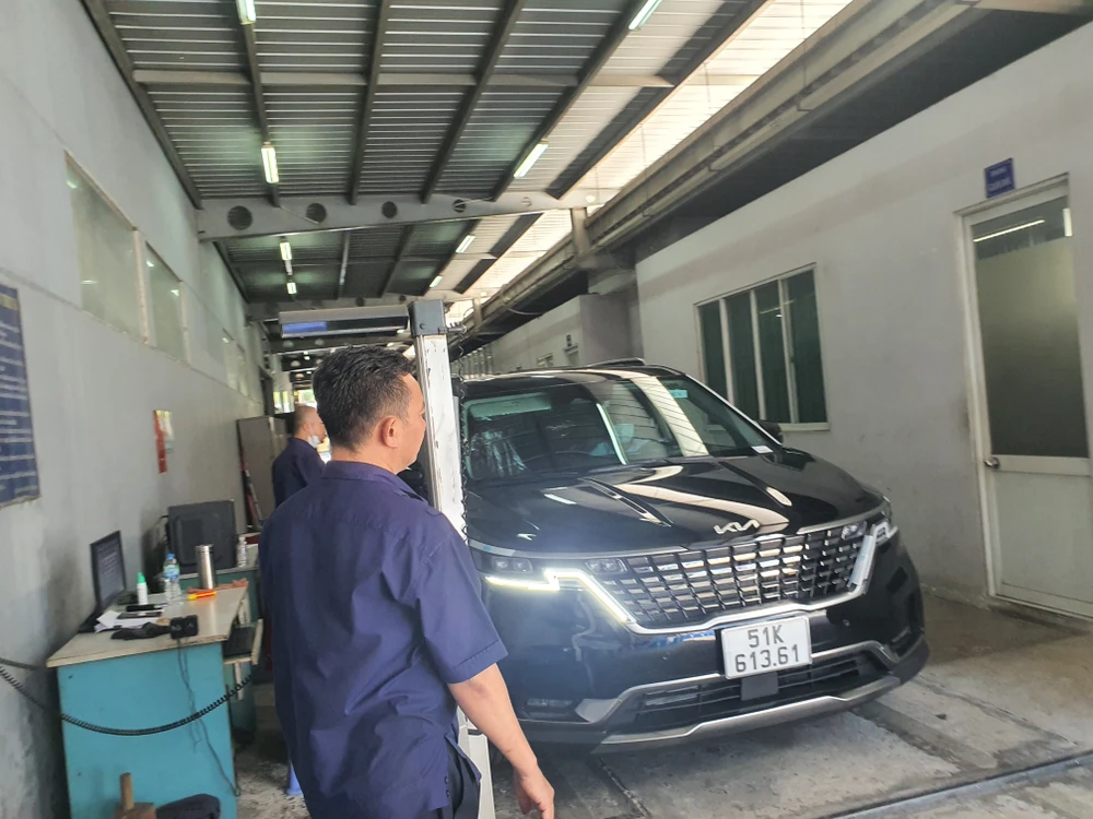 Một chiếc xe đang kiểm định hạng mục đèn xe. Ảnh: TN