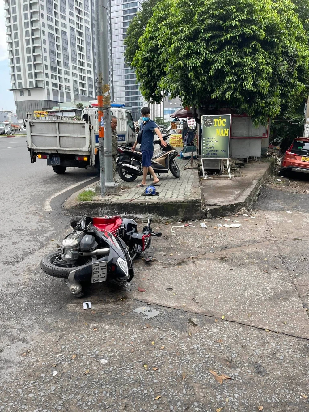 Xe máy tông vào người đi bộ cùng chiều khiến nạn nhân bị thương. Ảnh: NGUYỄN YÊN