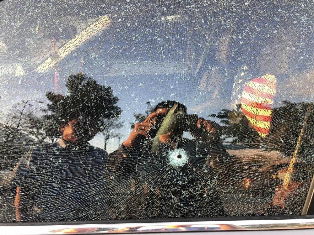 Còn đây là hình ảnh chủ xe khác cũng bị ném đá vỡ kính xe trên cao tốc Trung Lương-TP.HCM. Ảnh: MXH