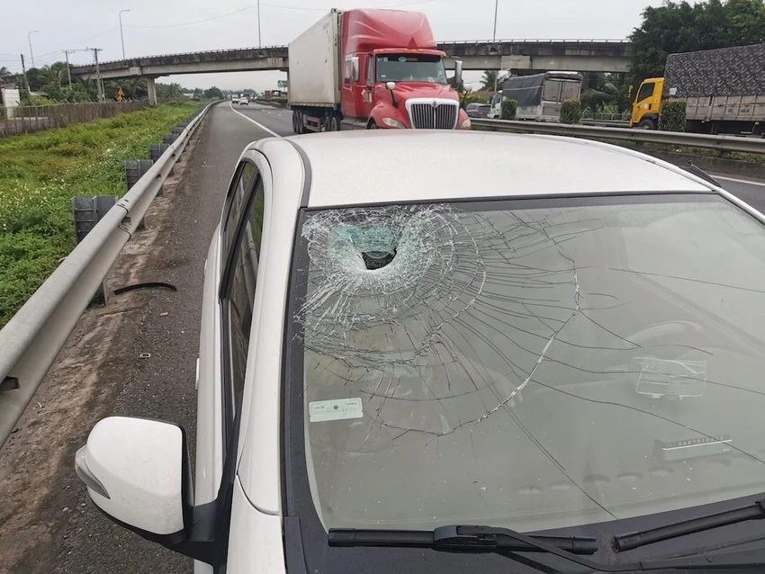 Xe của anh TA bị ném đá vỡ kính xe. Ảnh: MXH