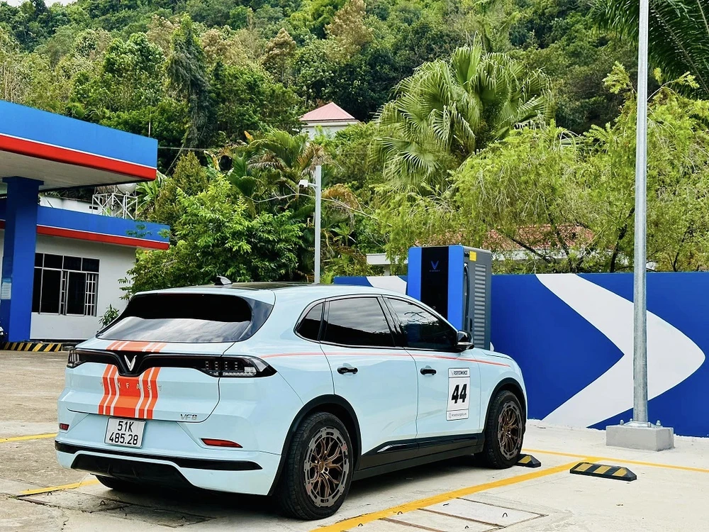 Chiếc xe VF 8 của anh Nguyễn Khắc Trung tại một trạm sạc trên Quốc lộ 20 thuộc tỉnh Lâm Đồng.