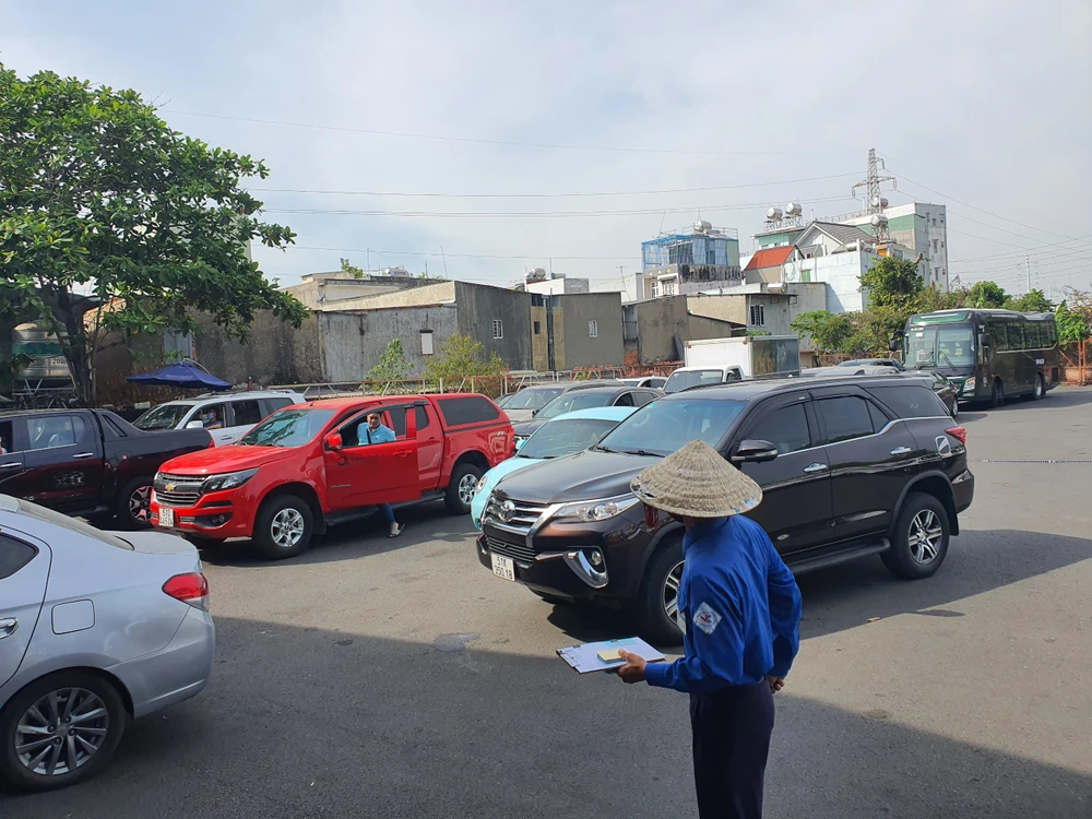 Nhân viên đang ghi số thứ tự xe. Ảnh: THY NHUNG
