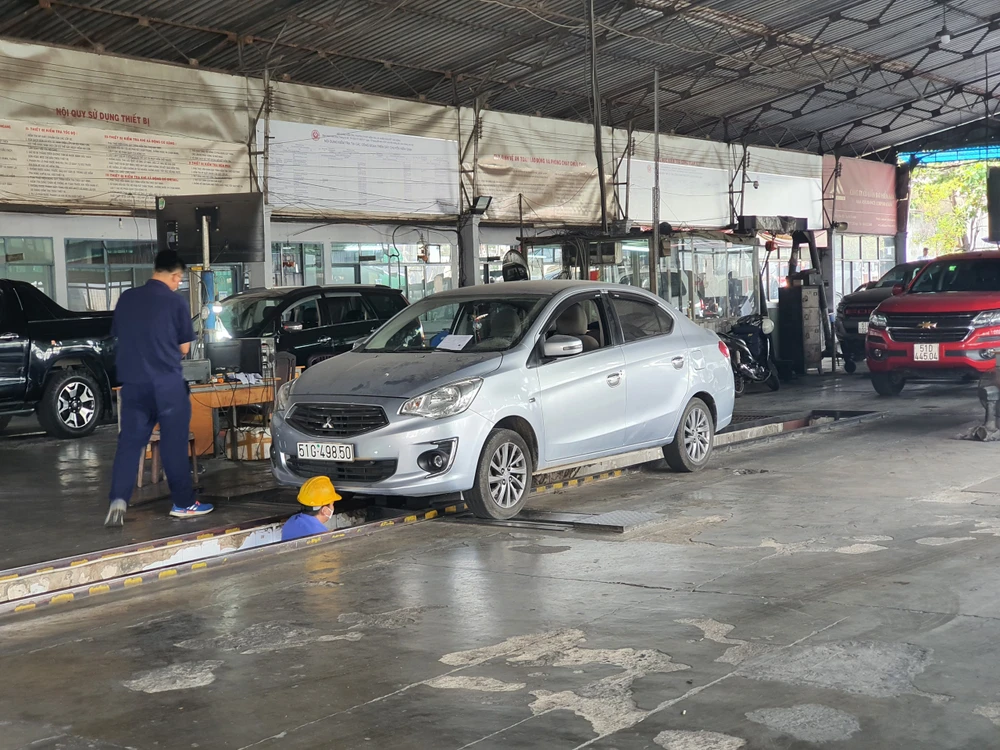 Nhiều chủ xe ô tô đã phải đi từ 1-2 giờ sáng để bốc số thứ tự. Ảnh: THY NHUNG