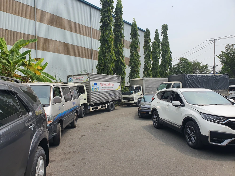 Lượng xe xếp hàng ngay ngắn để chuẩn bị vào dây chuyền kiểm định. Ảnh: THY NHUNG