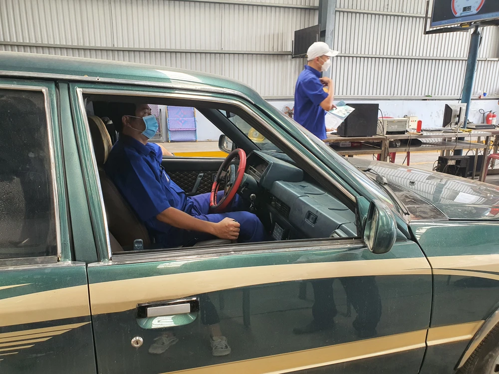 Các TTĐK vẫn làm việc vào sáng thứ Bảy. Ảnh: THY NHUNG