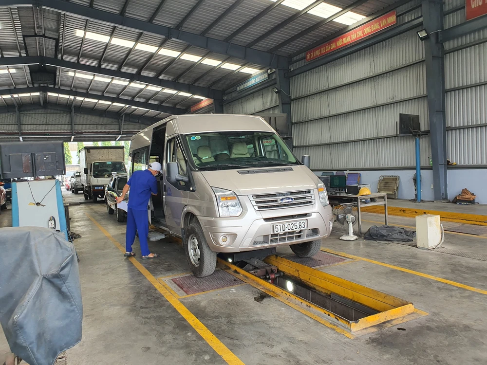 Trước khi kiểm định xe, đa số các tài xế sẽ đưa xe đi bảo dưỡng để tránh bị rớt kiểm định. Ảnh: THY NHUNG