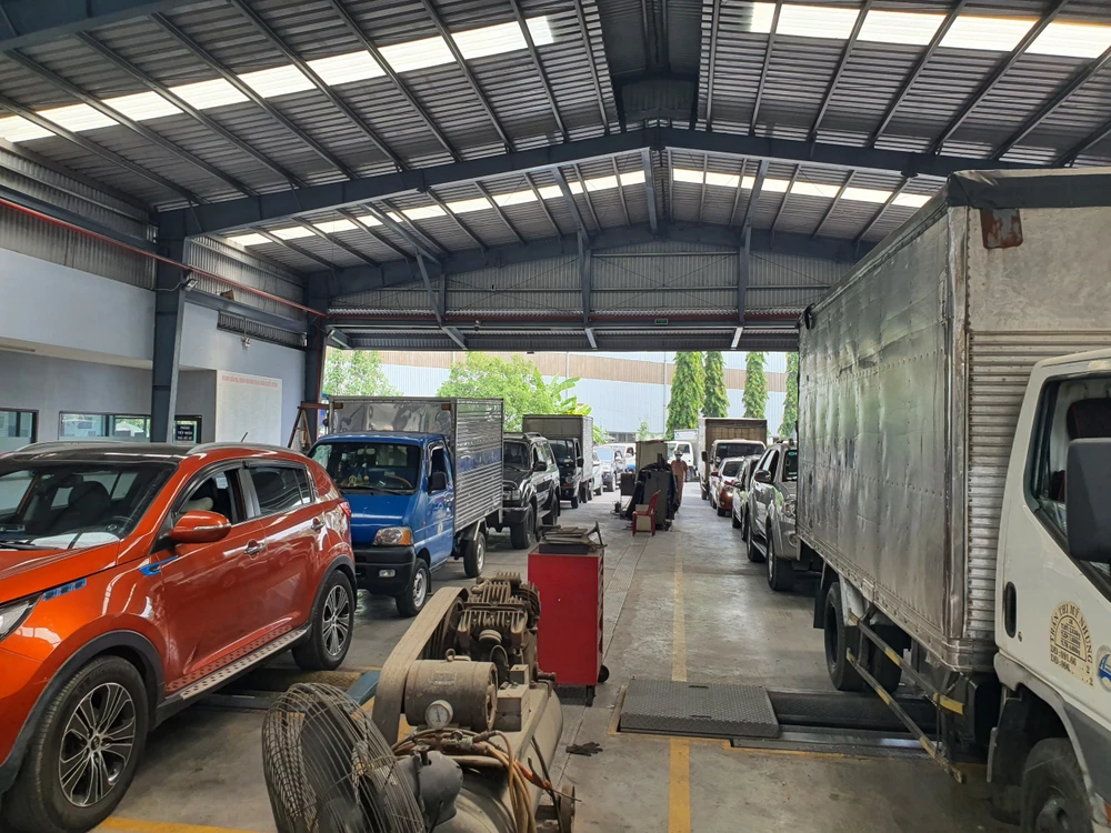 Các chủ xe đã không còn vất vả chờ đợi kiểm định xe khi đăng ký qua app. Ảnh: THY NHUNG