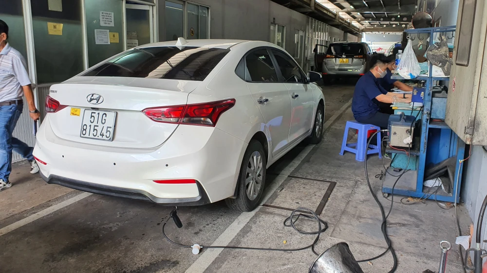 Chính phủ chỉ đạo khắc phục ách tắc đăng kiểm. Ảnh: THY NHUNG