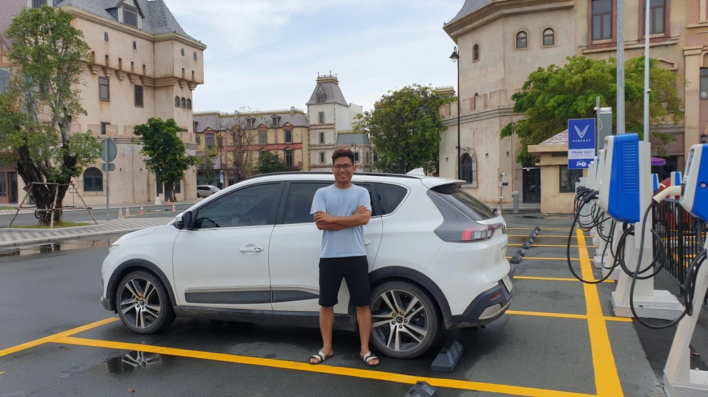 Anh Việt Anh rất ấn tượng với trạm sạc hiện đại ở đảo Phú Quốc.