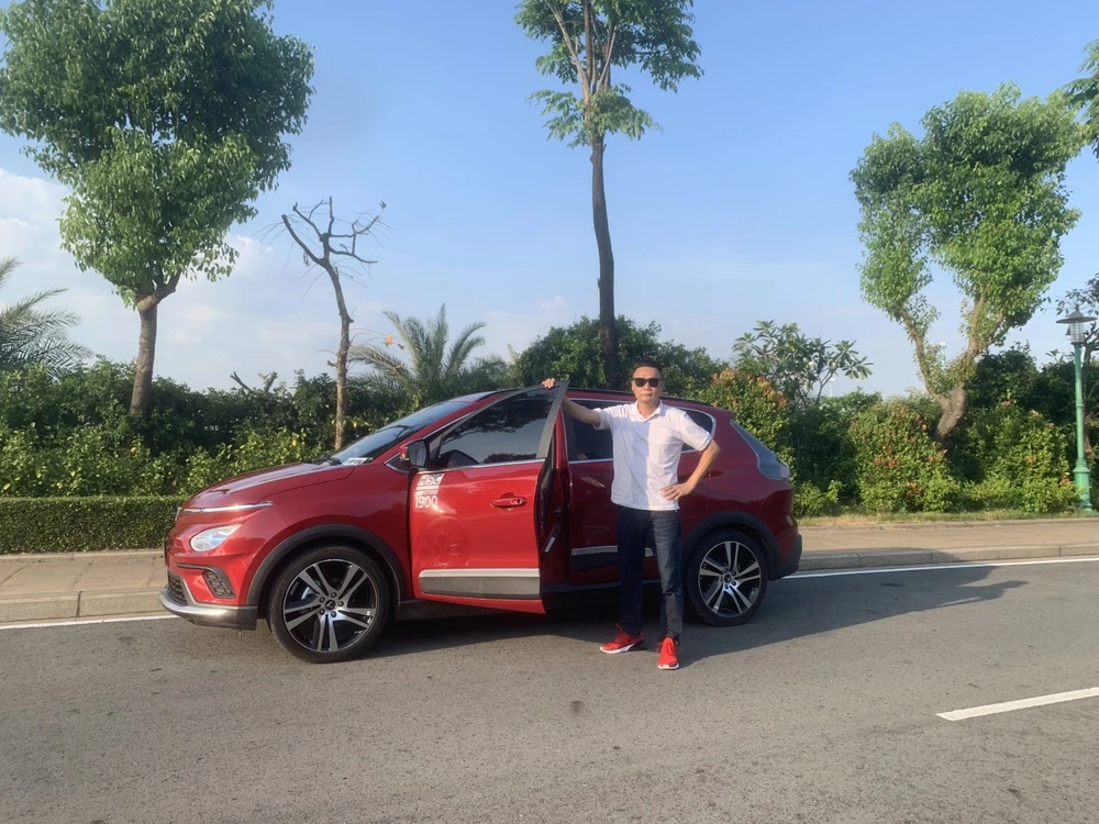 Chiếc taxi điện của anh Lê Ngọc Thông khiến nhiều khách hàng thích thú.