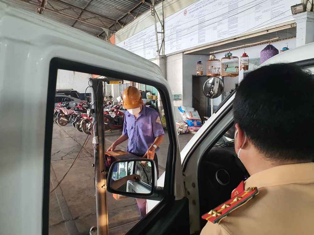 Theo các kiểm định viên chia sẻ, mỗi ngày số lượng xe kiểm định rất đông nên các TTĐK làm việc đến 19 giờ. Ảnh: THY NHUNG