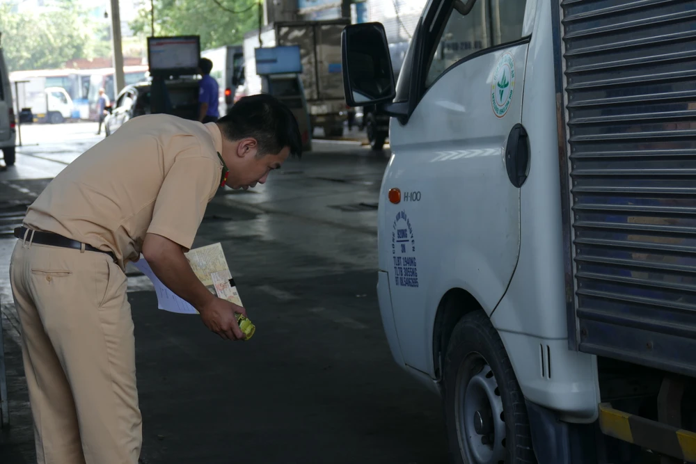 Nhiều tài xế vẫn phải xếp hàng chờ đợi từ sáng sớm để kiểm định xe.
