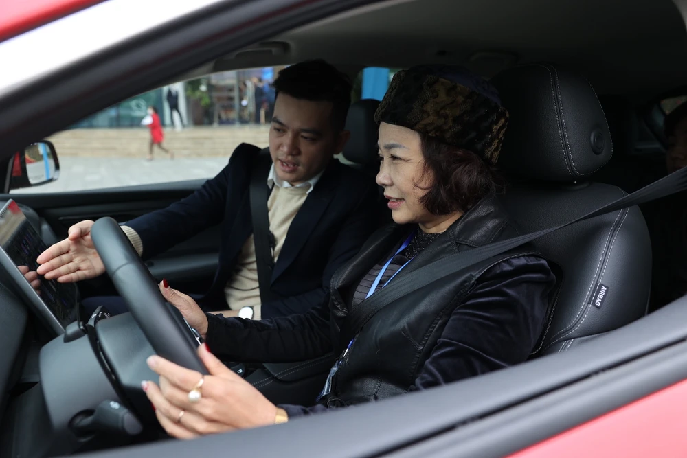 Mẫu xe VinFast VF 8 gây ấn tượng với nhiều khách hàng nữ.