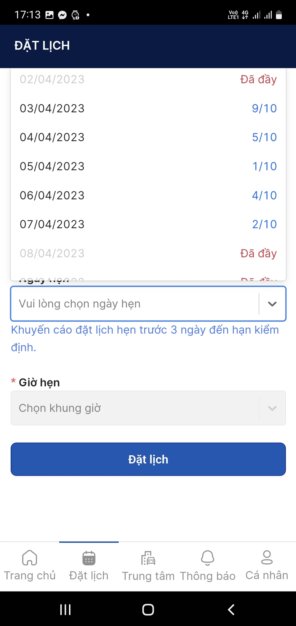 Hầu hết các TTĐK trên địa bàn TP.HCM đều "full xe" hai ngày cuối tuần.