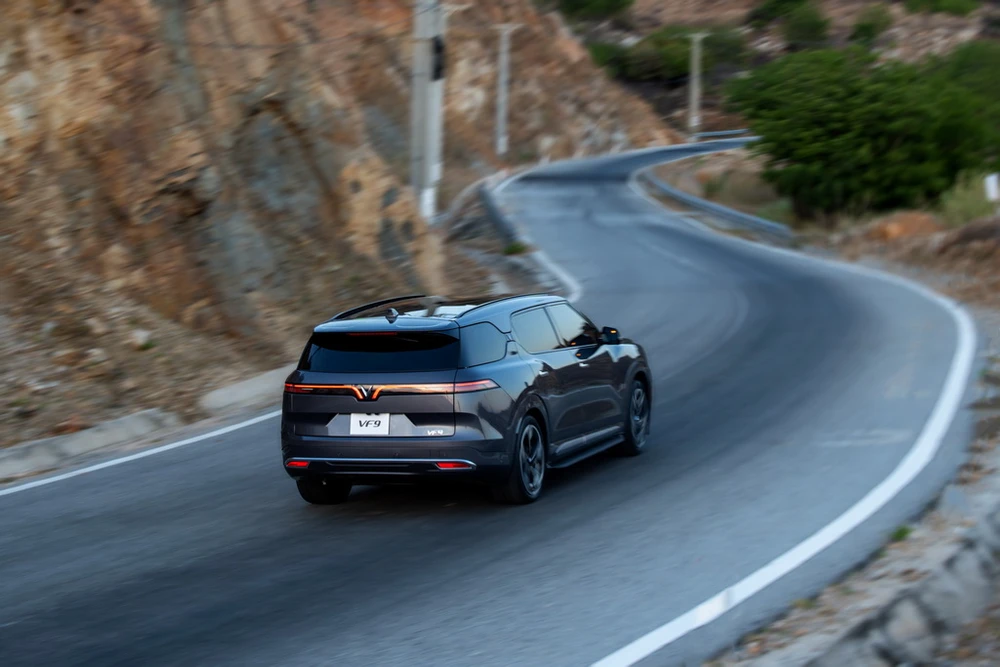 Lô xe VF 9 đầu tiên tới tay người dùng có thiết kế 6 chỗ ngồi.