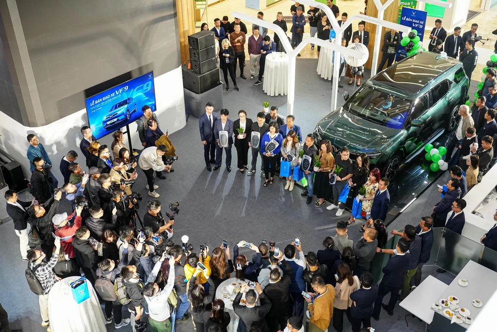 VF 9 là mẫu xe điện đẳng cấp nhất của VinFast đã đến tay những khách hàng đầu tiên.