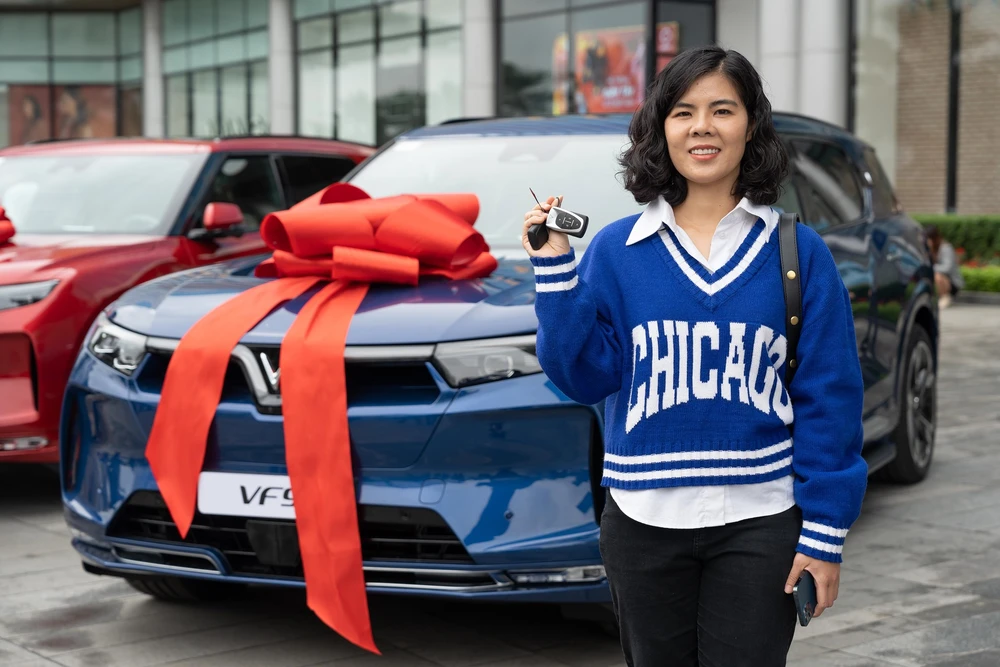 Chị Lê Cẩm Trang ấn tượng với nội thất rộng rãi và tiện nghi của chiếc xe hạng sang cỡ lớn VF 9, đáp ứng mọi nhu cầu thiết yếu của cả gia đình.