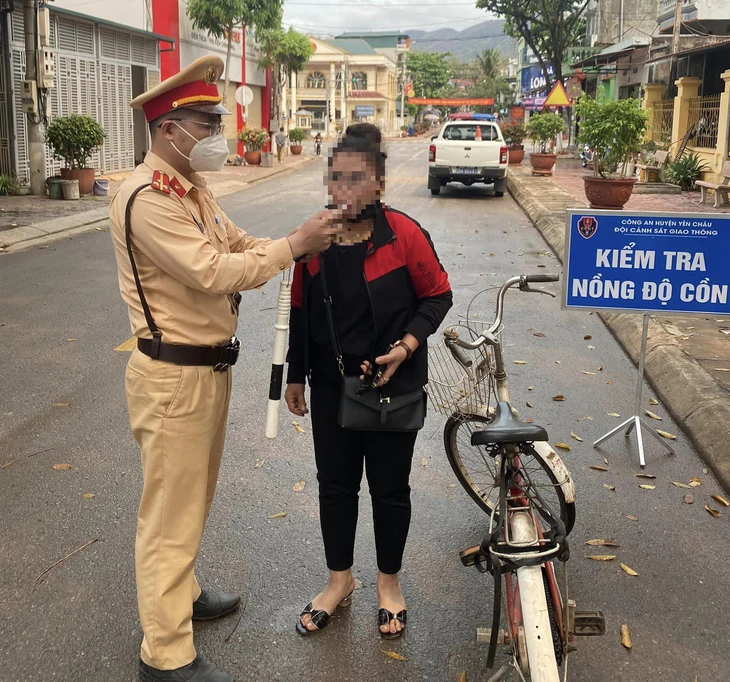 Đi xe đạp cũng sẽ bị xử phạt nếu vi phạm nồng độ cồn. Ảnh: MXH