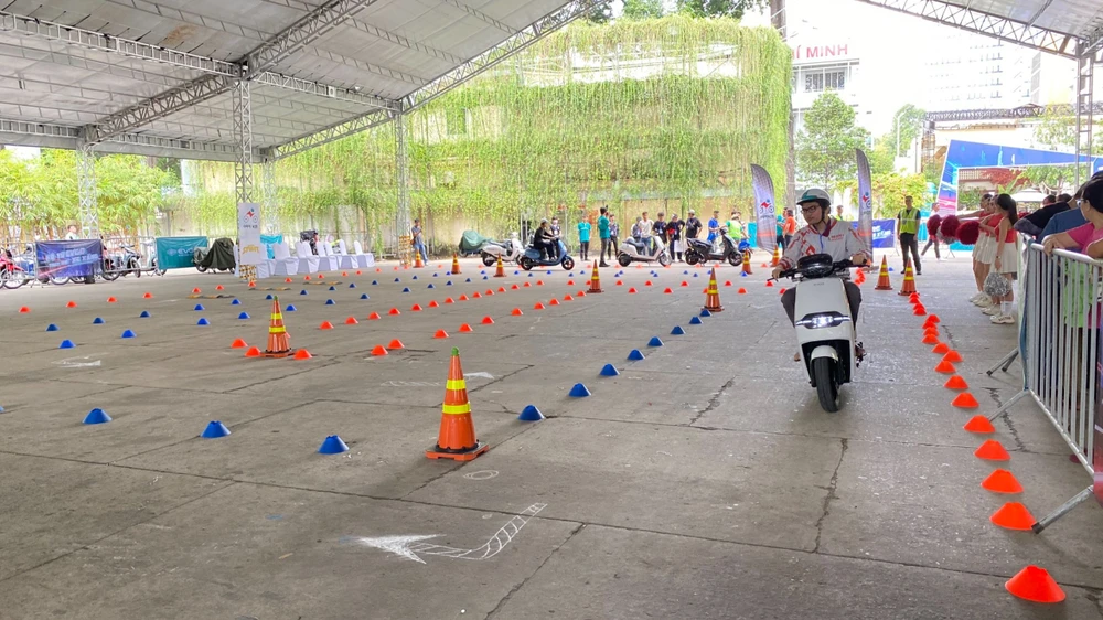 Tại buổi lễ ra mắt, nhiều người dân được trải nghiệm thử các dòng xe điện của Tập đoàn Sơn Hà.