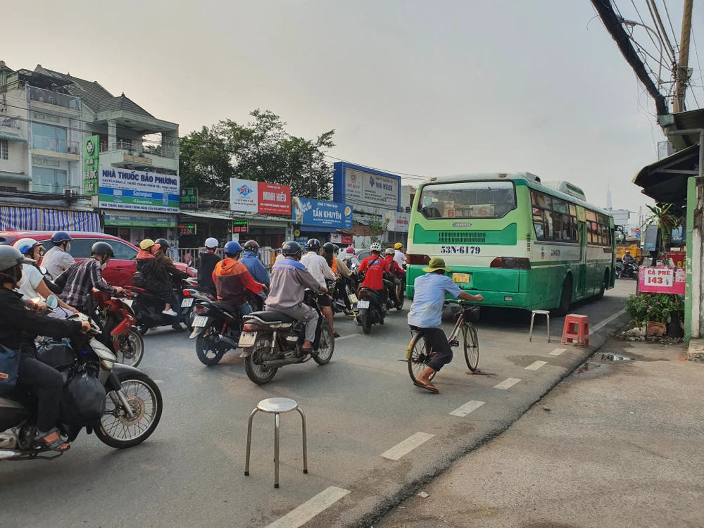 Một số cửa hàng phải đặt ghế trước cửa để ô tô không đậu. Ảnh: THY NHUNG
