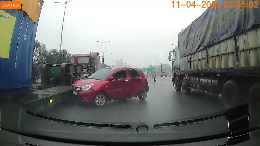 Rất may vụ va chạm không gây thiệt hại về người. (Ảnh cắt từ video trên MXH)