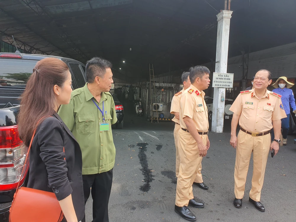 Lãnh đạo Cục CSGT yêu cầu TTĐK 50-03S không để tình trạng người dân xếp hàng kéo dài. Ảnh: THY NHUNG