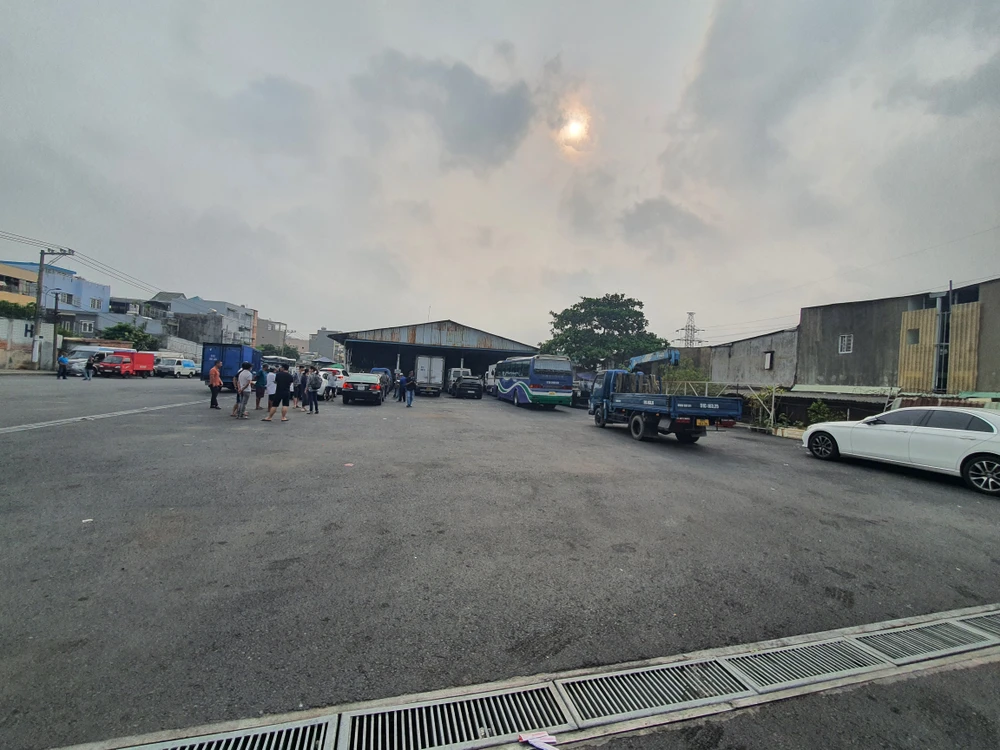 Bãi đậu xe khá trống trong ngày 17-4. Ảnh: THY NHUNG