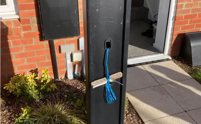 Bộ sạc xe điện ở một khu dân cư của Anh bất ngờ bị trộm. Ảnh: Autocar