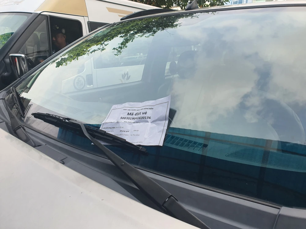 Các xe đến TTĐK đều được phát phiếu có lịch hẹn đầy đủ. Ảnh: THY NHUNG