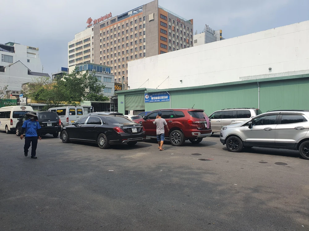 Tại TTĐK 50-05V CN cũng chỉ hai hàng ô tô chờ vào dây chuyền kiểm định. Ảnh: THY NHUNG