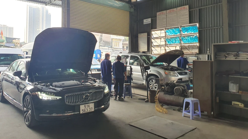 Nhiều ý kiến trái chiều liên quan đến đề xuất thu phí dịch vụ lập hồ sơ đăng kiểm xe mới. Ảnh: TN Nhiều ý kiến trái chiều liên quan đến đề xuất thu phí dịch vụ lập hồ sơ đăng kiểm xe mới. Ảnh: TN