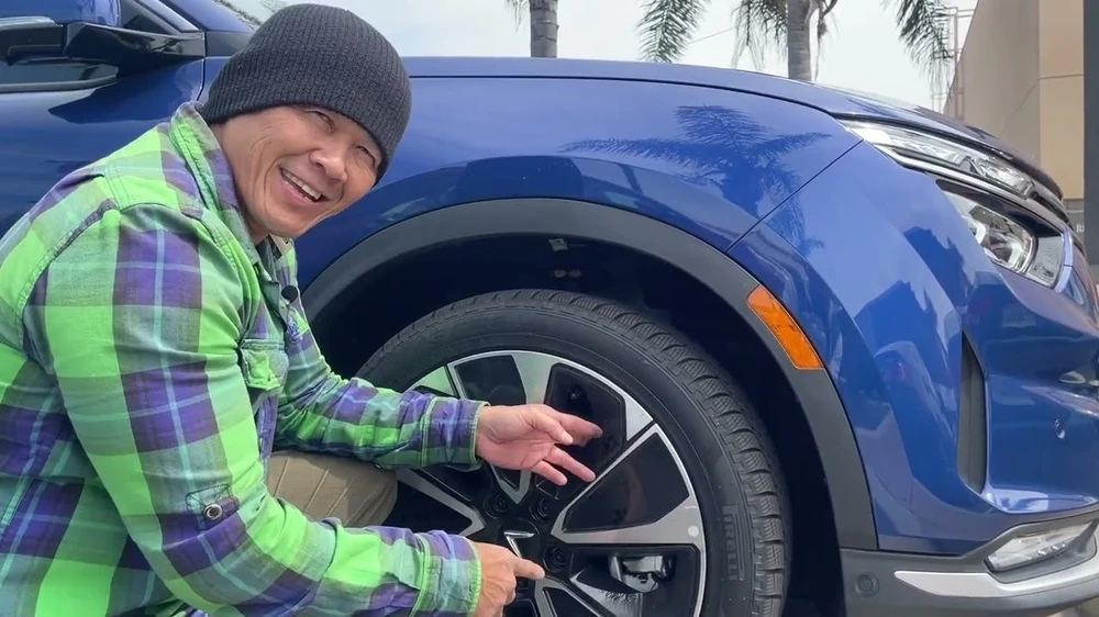 Anh Tuấn Nguyễn cùng chiếc xe VF 8 trước hành trình chinh phục Rừng Quốc gia Cleveland (California). (Ảnh cắt từ clip)