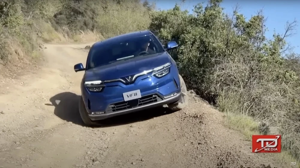 Chiếc VinFast VF 8 đã vượt qua những con đường đất “khó nhằn” của Rừng Quốc gia Cleveland một cách dễ dàng. (Ảnh cắt từ clip)