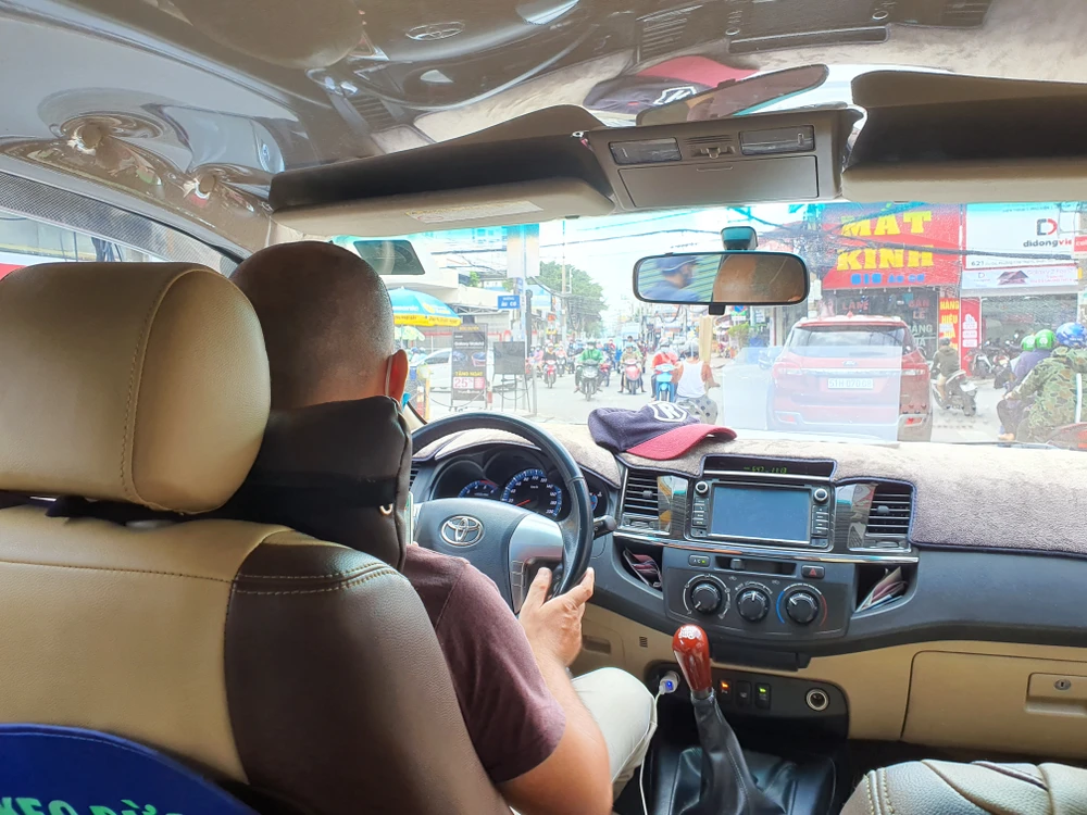 Lái xe đường dài rất dễ buồn ngủ. Ảnh: THY NHUNG