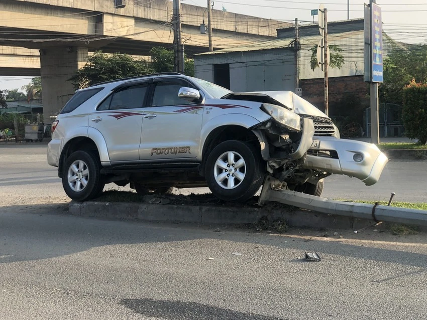 Tài xế tông vào dải phân cách. Ảnh: HUỲNH DU