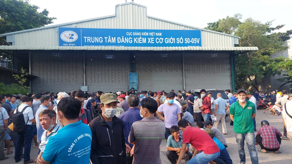 Người dân đứng xếp hàng từ tờ mở sáng 25-4 tại TTĐK 50-05V. Ảnh: CTV Người dân đứng xếp hàng từ tờ mở sáng 25-4 tại TTĐK 50-05V. Ảnh: CTV