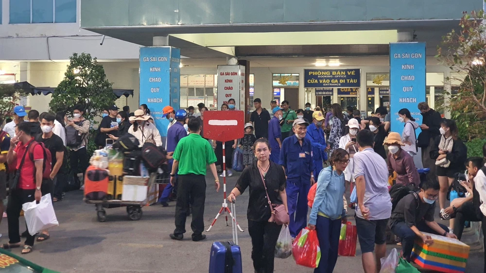 Dù khá đông hành khách nhưng không có hiện tượng chen lấn để đón xe. Ảnh: TN Dù khá đông hành khách nhưng không có hiện tượng chen lấn để đón xe. Ảnh: TN