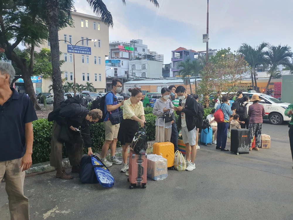 Hành khách đứng chờ xe công nghệ, taxi hoặc người thân đến đón. Ảnh: TN Hành khách đứng chờ xe công nghệ, taxi hoặc người thân đến đón. Ảnh: TN