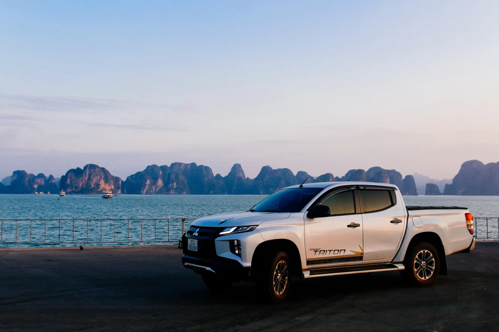 Chiếc xe đồng hành cùng Khánh và Tài được check in tại Vịnh Hạ Long, Quảng Ninh. Ảnh: HOÀNG KHÁNH