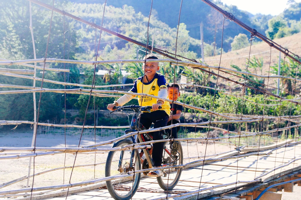 Cầu treo ven đường Hồ Chí Minh từ Kon Tum đi Quảng Nam. Ảnh: HOÀNG KHÁNH